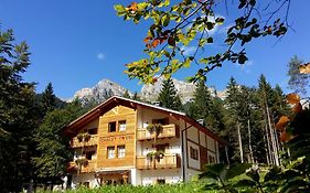 Chalet Tovel - Mountain Lake